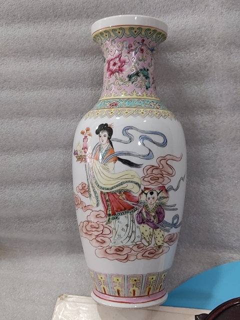 古玩陶瓷粉彩人物紋瓶真品鑒賞圖