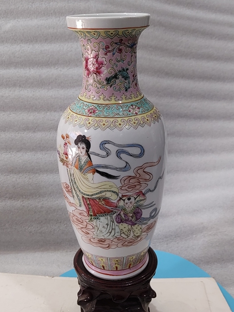 古玩陶瓷粉彩人物紋瓶真品鑒賞圖