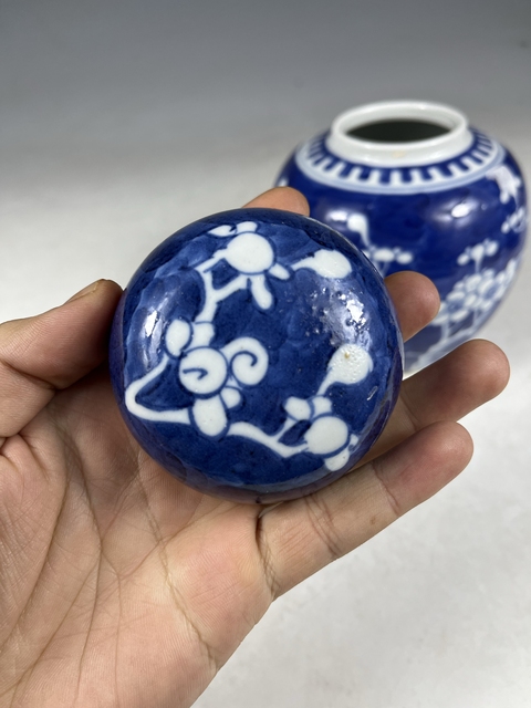 古玩陶瓷青花留白冰梅紋蓋罐真品鑒賞圖
