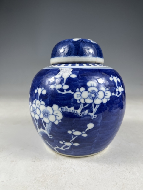古玩陶瓷青花留白冰梅紋蓋罐真品鑒賞圖
