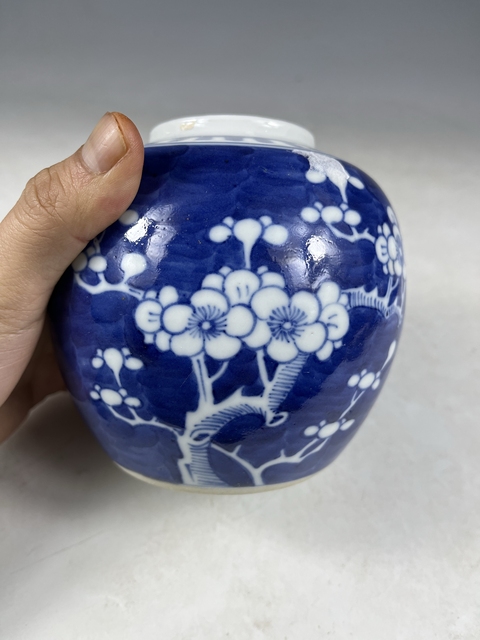 古玩陶瓷青花留白冰梅紋蓋罐真品鑒賞圖