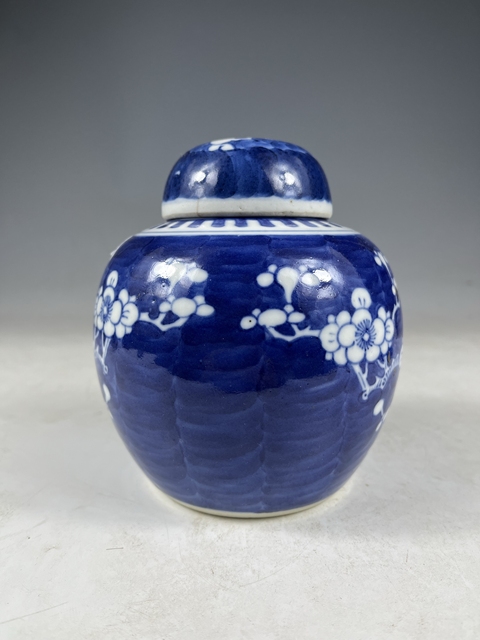 古玩陶瓷青花留白冰梅紋蓋罐真品鑒賞圖