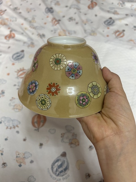 古玩陶瓷粉彩深黃地團花紋折沿碗真品鑒賞圖