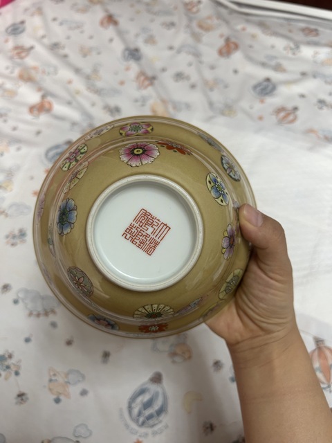 古玩陶瓷粉彩深黃地團花紋折沿碗真品鑒賞圖