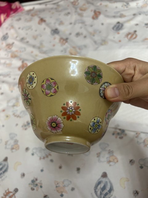 古玩陶瓷粉彩深黃地團花紋折沿碗真品鑒賞圖