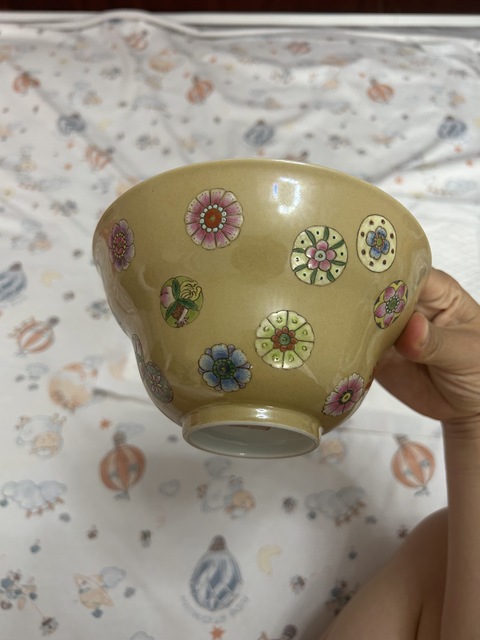 古玩陶瓷粉彩深黃地團花紋折沿碗真品鑒賞圖