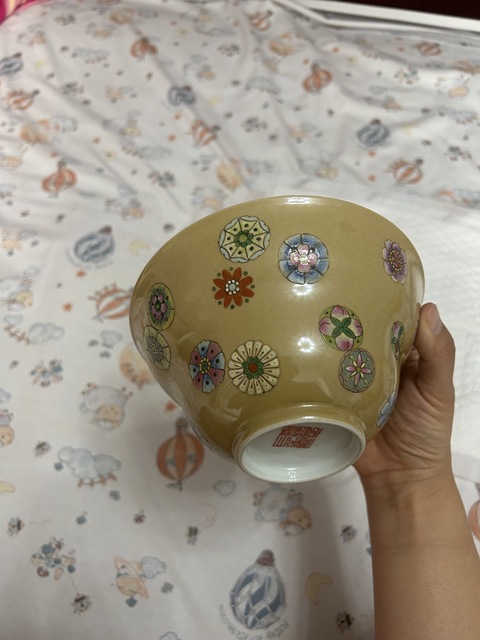 古玩陶瓷粉彩深黃地團花紋折沿碗真品鑒賞圖