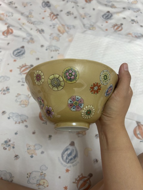 古玩陶瓷粉彩深黃地團花紋折沿碗真品鑒賞圖