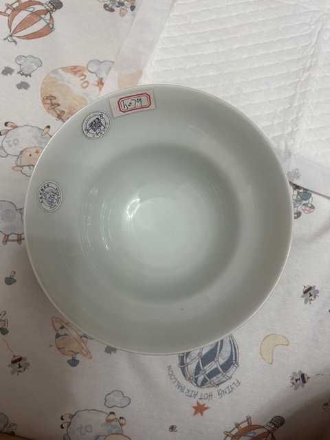 古玩陶瓷粉彩深黃地團花紋折沿碗真品鑒賞圖