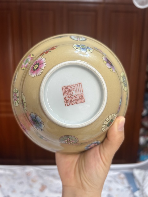 古玩陶瓷粉彩深黃地團花紋折沿碗真品鑒賞圖