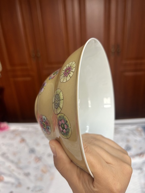 古玩陶瓷粉彩深黃地團花紋折沿碗真品鑒賞圖