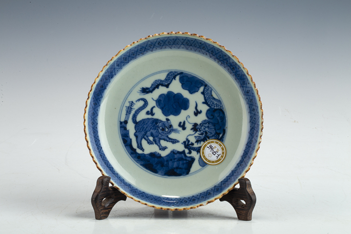 古玩陶瓷清中晚·“宣德年制”外藍釉內(nèi)青花龍虎紋花口盤拍賣，當前價格1552元