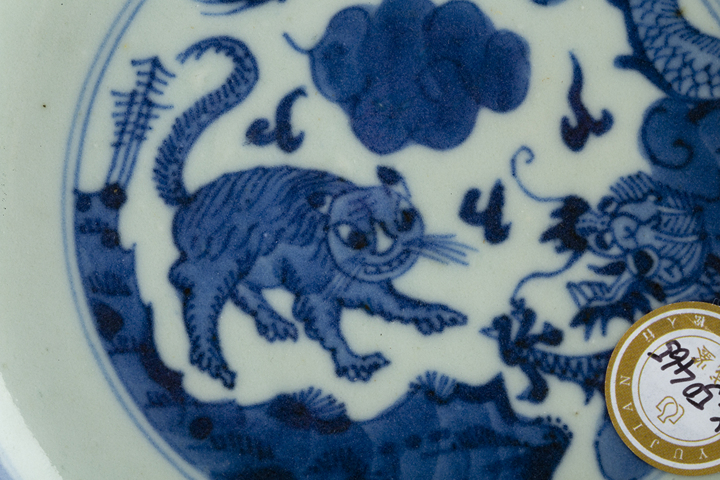 古玩陶瓷清中晚·“宣德年制”外藍釉內(nèi)青花龍虎紋花口盤拍賣，當前價格1552元