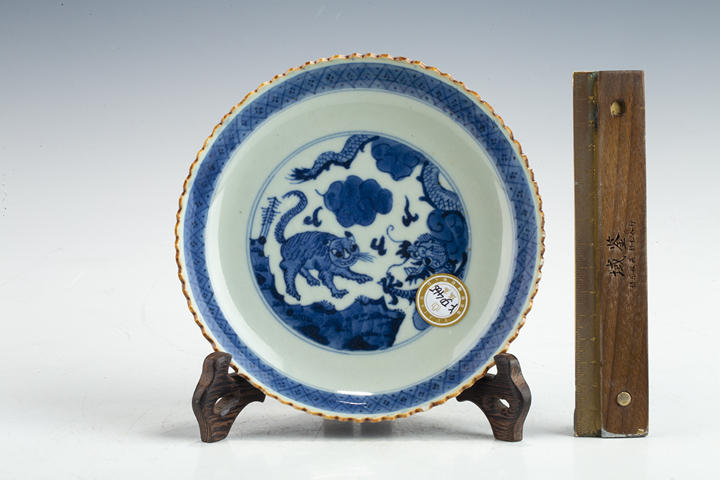 古玩陶瓷清中晚·“宣德年制”外藍釉內(nèi)青花龍虎紋花口盤拍賣，當前價格1552元