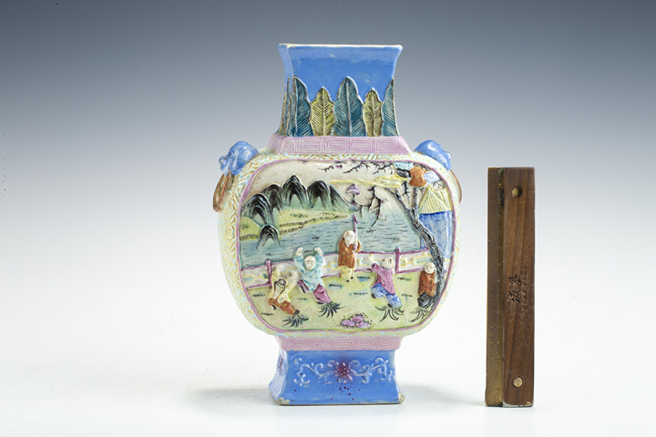 古玩陶瓷民國·粉彩雕瓷嬰戲紋輔首方瓶拍賣，當前價格388元