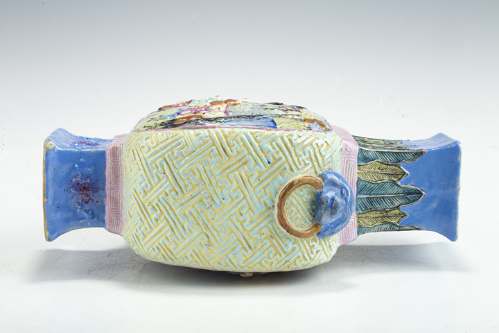 古玩陶瓷民國·粉彩雕瓷嬰戲紋輔首方瓶拍賣，當前價格388元