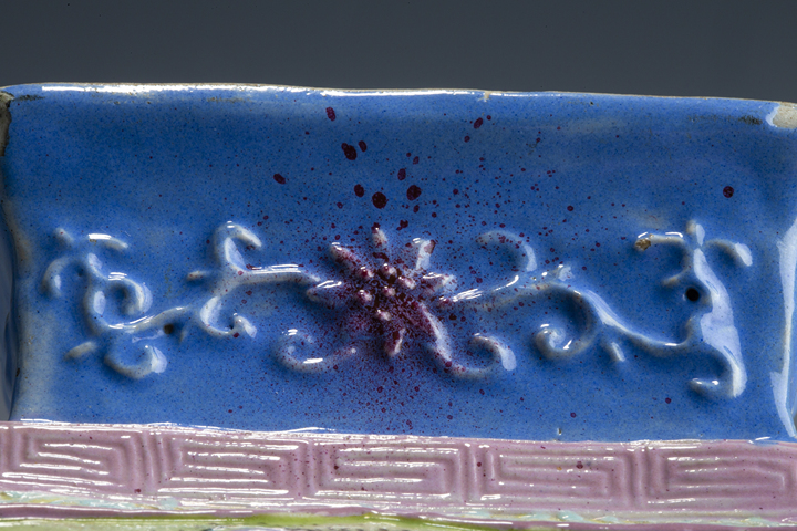 古玩陶瓷民國·粉彩雕瓷嬰戲紋輔首方瓶拍賣，當前價格388元