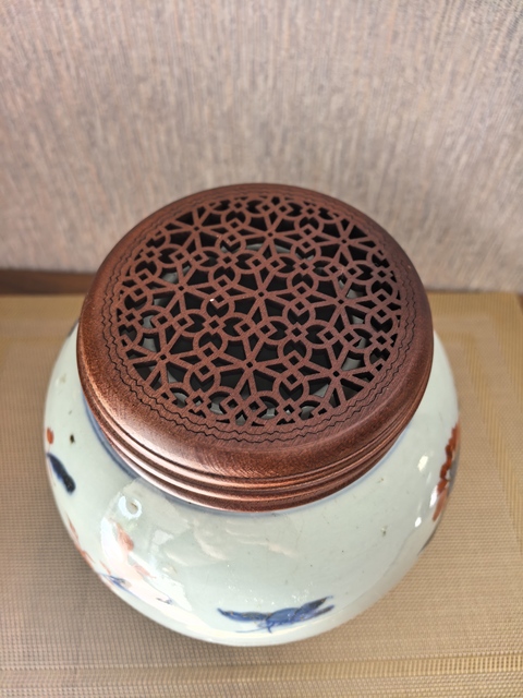 古玩陶瓷青花礬紅描金罐真品鑒賞圖