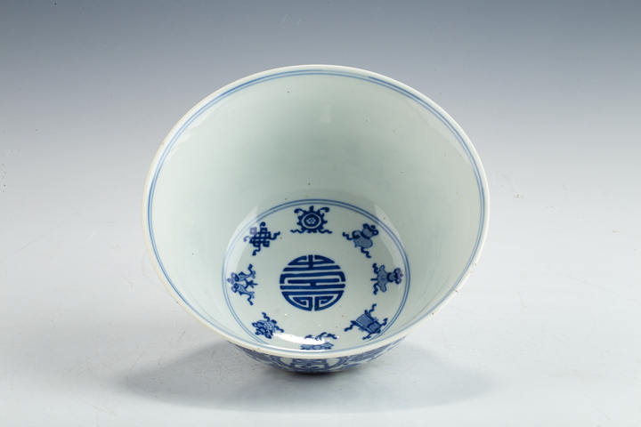 古玩陶瓷道光·青花纏枝蓮?fù)邪藢氶_窗萬(wàn)壽無(wú)疆紋碗（官）真品鑒賞圖