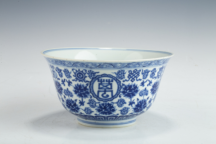 古玩陶瓷道光·青花纏枝蓮?fù)邪藢氶_窗萬(wàn)壽無(wú)疆紋碗（官）真品鑒賞圖