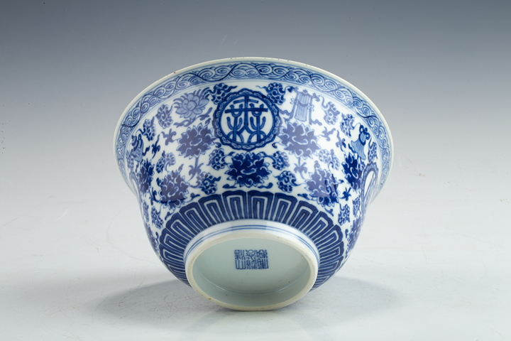 古玩陶瓷道光·青花纏枝蓮?fù)邪藢氶_窗萬(wàn)壽無(wú)疆紋碗（官）真品鑒賞圖