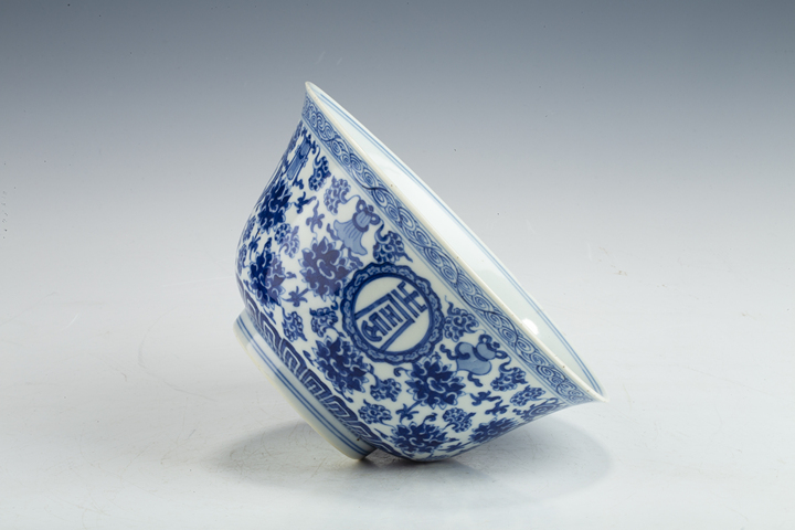 古玩陶瓷道光·青花纏枝蓮?fù)邪藢氶_窗萬(wàn)壽無(wú)疆紋碗（官）真品鑒賞圖