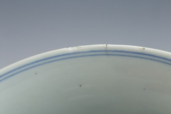 古玩陶瓷道光·青花纏枝蓮?fù)邪藢氶_窗萬(wàn)壽無(wú)疆紋碗（官）真品鑒賞圖