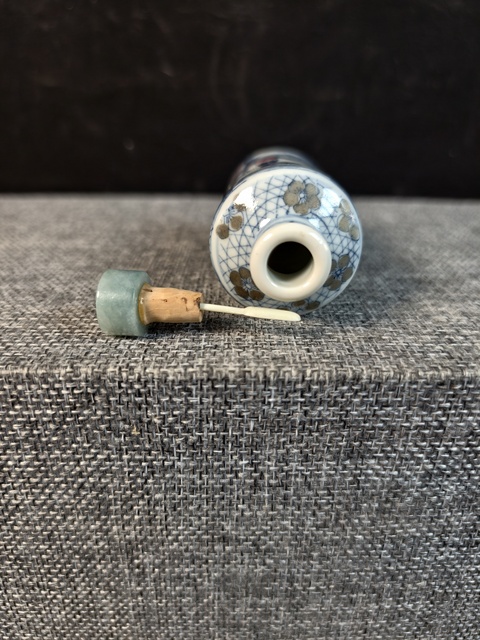 古玩陶瓷清中期青花釉里紅神話故事鼻煙壺真品鑒賞圖