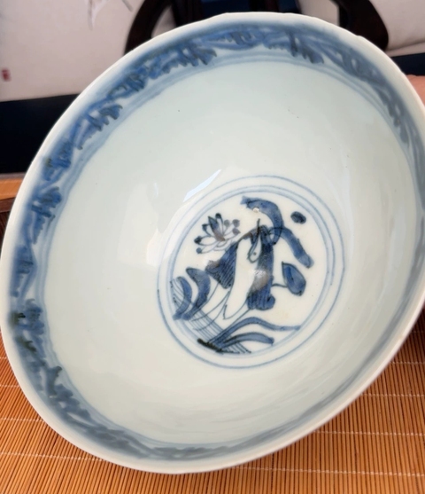 古玩陶瓷青花荷塘鴛鴦紋碗真品鑒賞圖