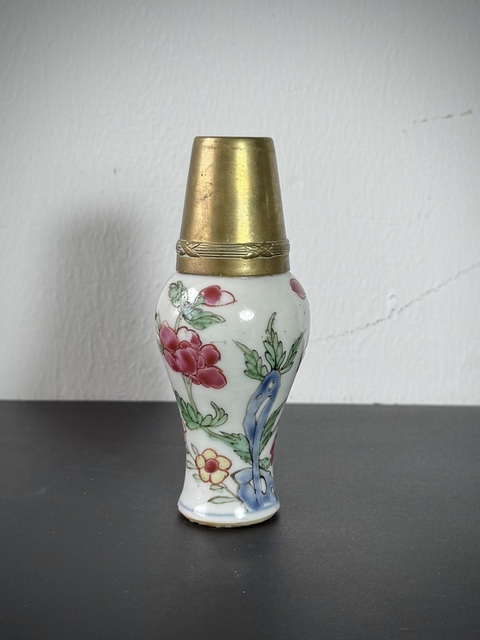 古玩陶瓷清雍正·牡丹花蝶圖粉彩花卉紋雞腿瓶拍賣，當前價格850元