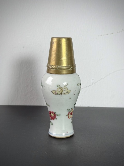 古玩陶瓷清雍正·牡丹花蝶圖粉彩花卉紋雞腿瓶拍賣，當前價格850元