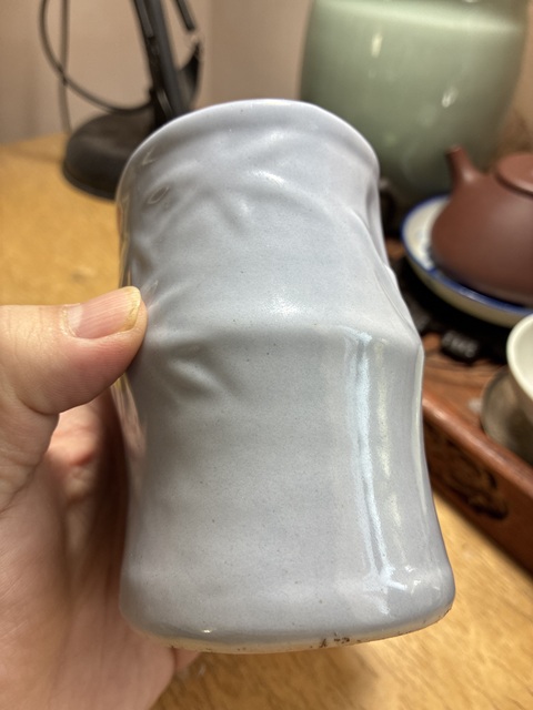 古玩陶瓷清晚期 淺藍釉竹節紋筆筒真品鑒賞圖