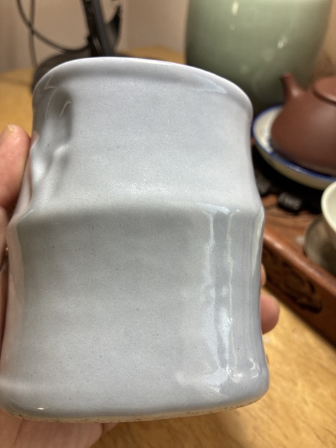 古玩陶瓷清晚期 淺藍釉竹節紋筆筒真品鑒賞圖