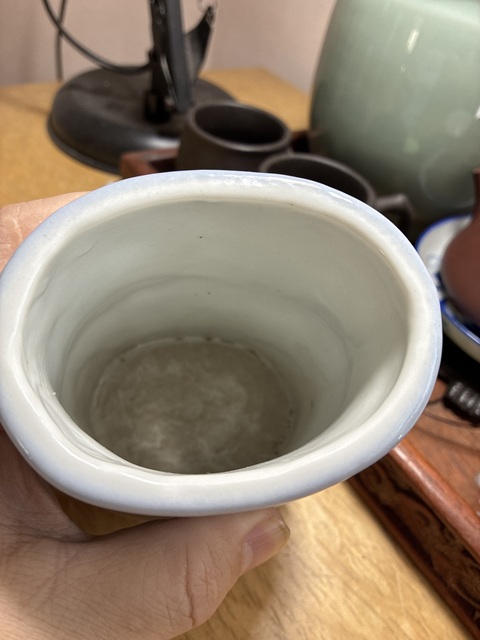 古玩陶瓷清晚期 淺藍釉竹節紋筆筒真品鑒賞圖