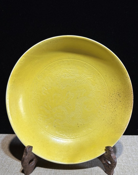 古玩陶瓷黃釉暗刻龍紋盤真品鑒賞圖