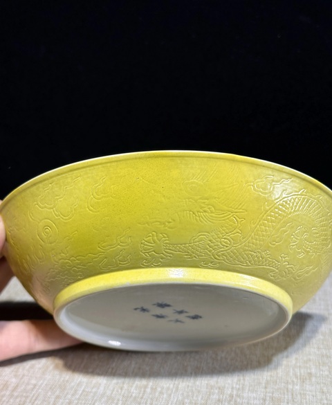 古玩陶瓷黃釉暗刻龍紋盤真品鑒賞圖
