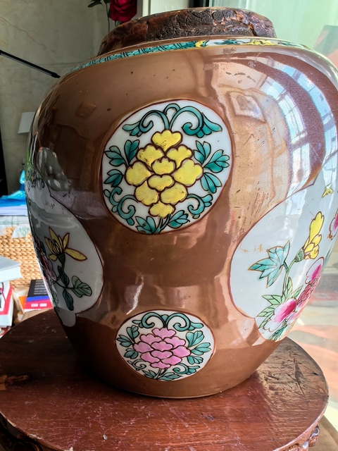 古玩陶瓷紫金釉開光花卉紋粉彩罐真品鑒賞圖