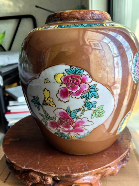 古玩陶瓷紫金釉開光花卉紋粉彩罐真品鑒賞圖