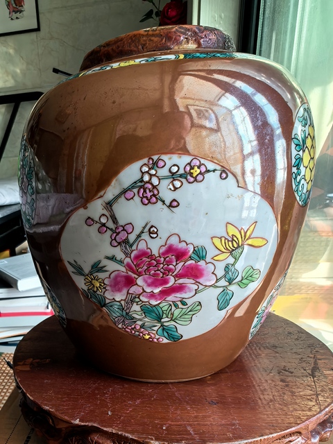 古玩陶瓷紫金釉開光花卉紋粉彩罐真品鑒賞圖