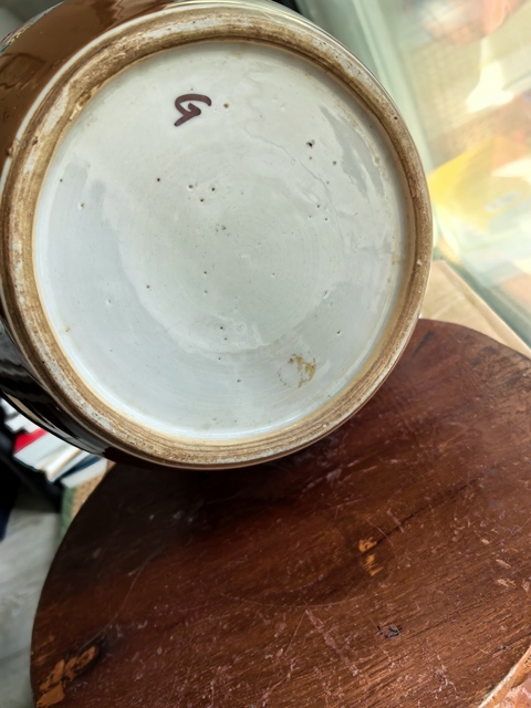 古玩陶瓷紫金釉開光花卉紋粉彩罐真品鑒賞圖