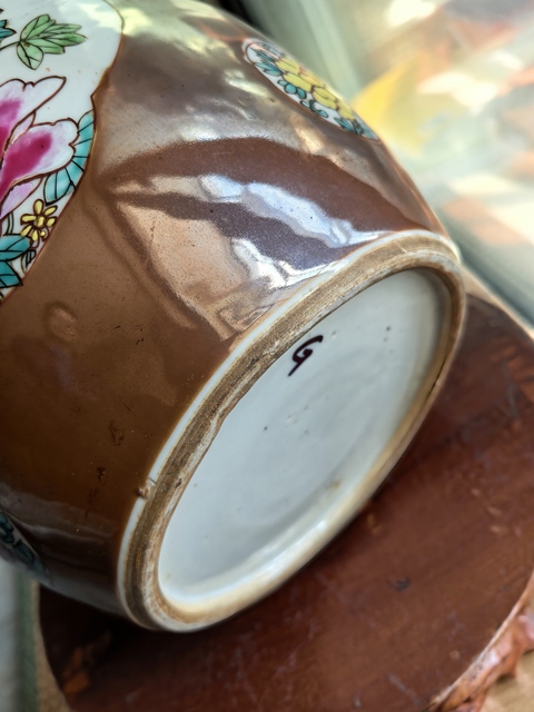 古玩陶瓷紫金釉開光花卉紋粉彩罐真品鑒賞圖