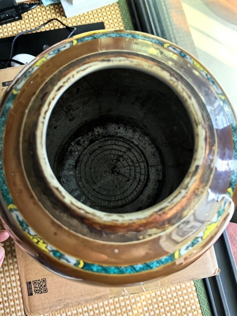 古玩陶瓷紫金釉開光花卉紋粉彩罐真品鑒賞圖