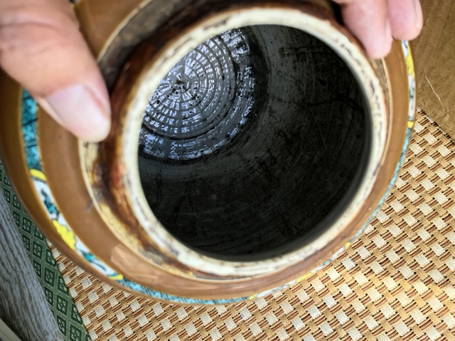 古玩陶瓷紫金釉開光花卉紋粉彩罐真品鑒賞圖