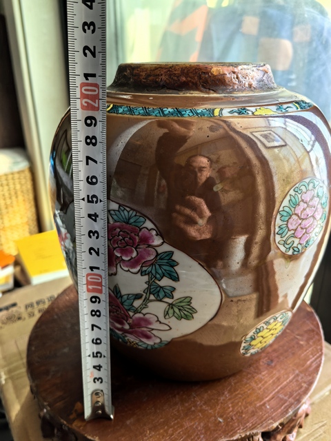 古玩陶瓷紫金釉開光花卉紋粉彩罐真品鑒賞圖