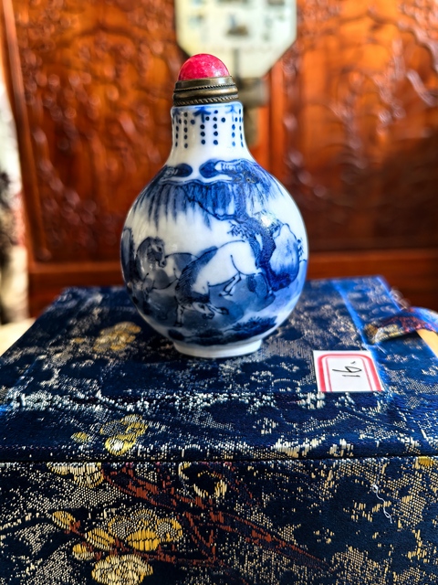 古玩陶瓷馬紋青花鼻煙壺真品鑒賞圖