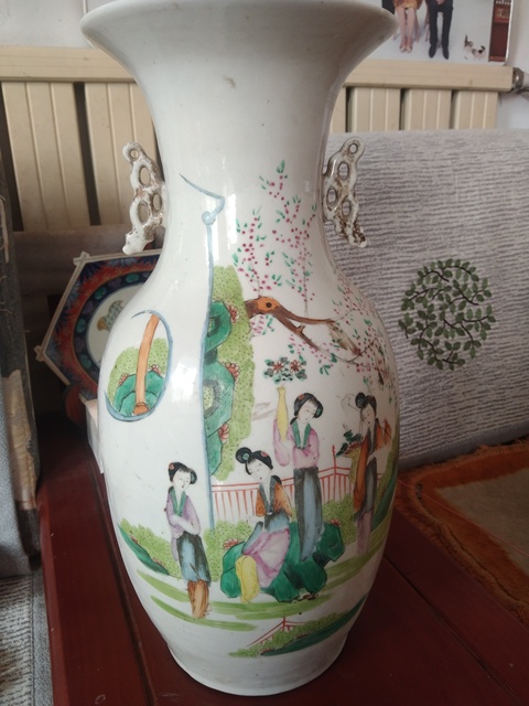 古玩陶瓷粉彩人物故事雙耳瓶真品鑒賞圖