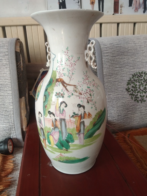 古玩陶瓷粉彩人物故事雙耳瓶真品鑒賞圖