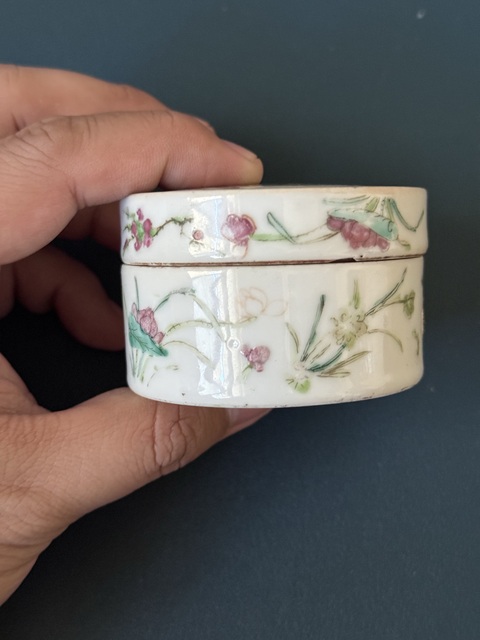 古玩陶瓷呂布戲貂蟬粉彩蓋盒真品鑒賞圖