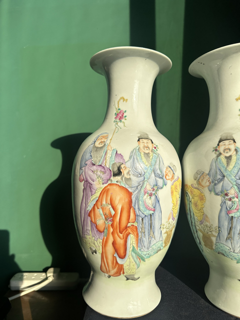 古玩陶瓷粉彩人物故事紋撇口瓶真品鑒賞圖