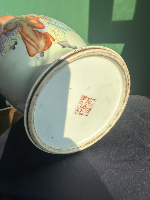 古玩陶瓷粉彩人物故事紋撇口瓶真品鑒賞圖